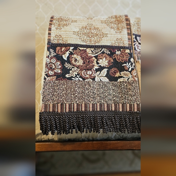 Chris Madden runner and 2 mats. - Picture 2 of 8